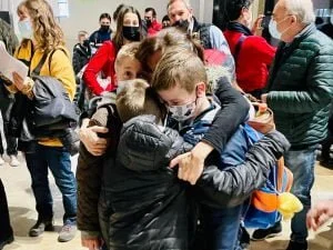 niños abrazo Ucrania