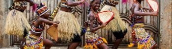 niños Benin bailando en el concierto