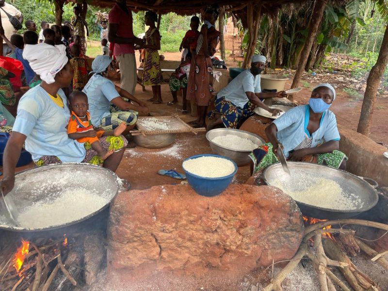 Mujeres trabajando la mandioca