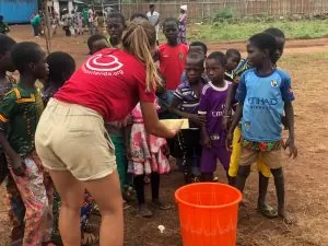 niños con voluntaria en escuela